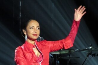 Sade Adu performing live, featured in an article about Carlos Scola Pliego