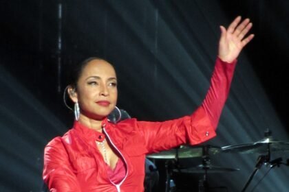 Sade Adu performing live, featured in an article about Carlos Scola Pliego